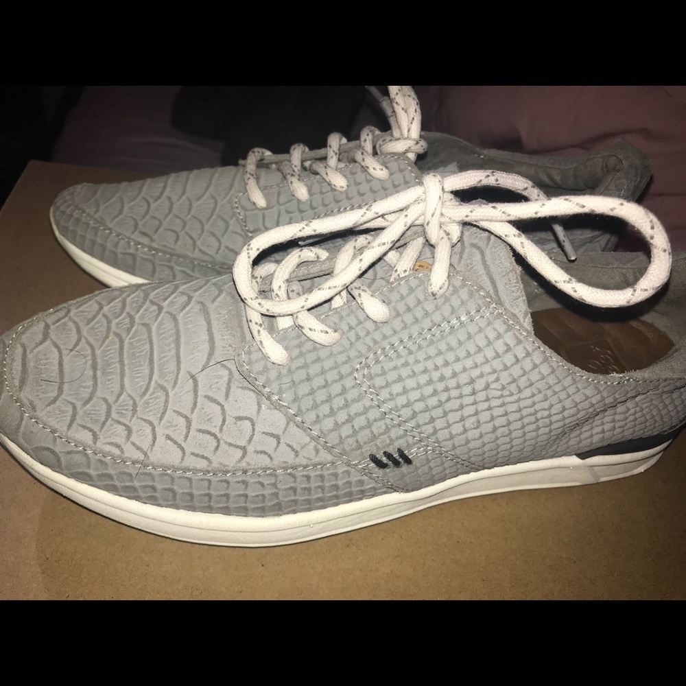 REEF leather upper style sneaker !